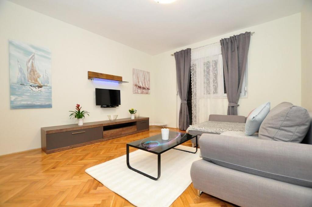 Apartments Gabi 奥米什 外观 照片
